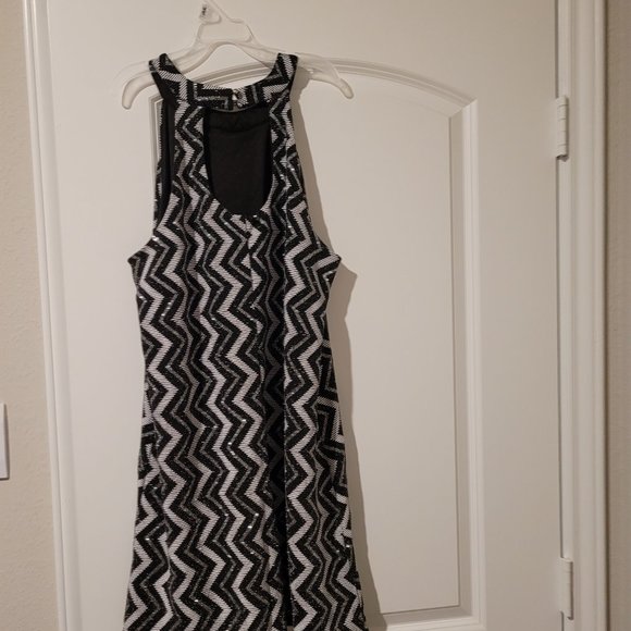 Dress - Picture 4 of 6